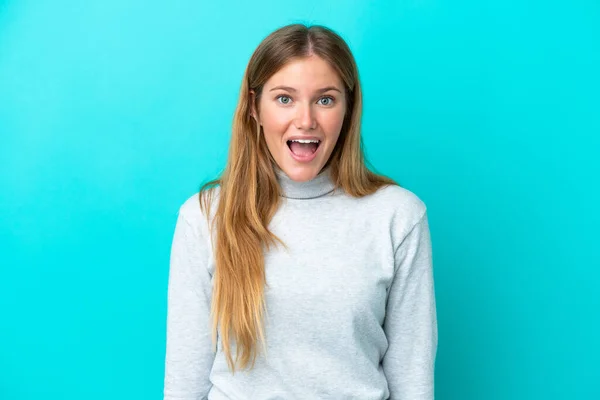 Junge Blonde Frau Isoliert Auf Blauem Hintergrund Mit Überraschendem Gesichtsausdruck — Stockfoto