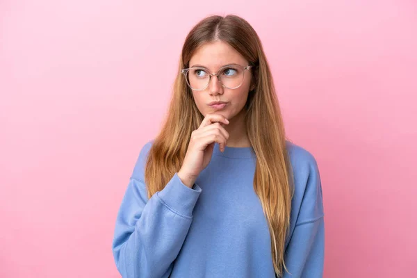 Genç Sarışın Kadın Pembe Arka Planda Gözlüklü Kuşkuları Olan — Stok fotoğraf