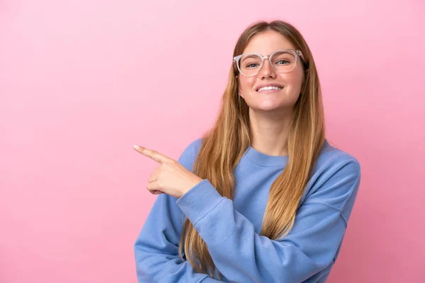Mladá Blondýnka Žena Izolované Růžovém Pozadí Brýlemi Ukazující Stranou — Stock fotografie