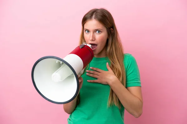Młoda Blondynka Odizolowana Różowym Tle Krzyczy Przez Megafon Zaskoczeniem — Zdjęcie stockowe