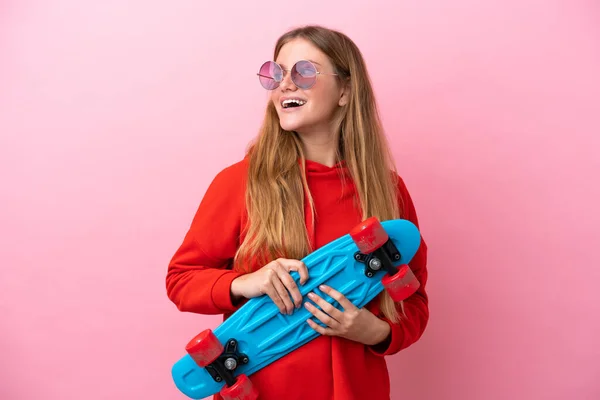 若いですブロンド女性孤立しましたピンクの背景とともにAスケートで幸せな式 — ストック写真
