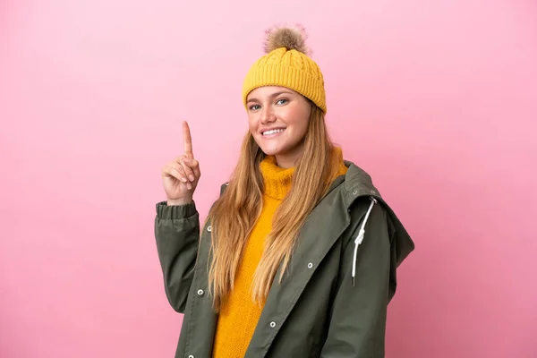 Junge Blonde Frau Trägt Winterjacke Isoliert Auf Rosa Hintergrund Zeigt — Stockfoto
