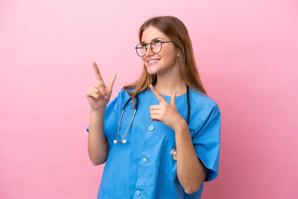 Pembe Arka Planda Izole Edilmiş Genç Cerrah Kadın Işaret Parmağıyla — Stok fotoğraf