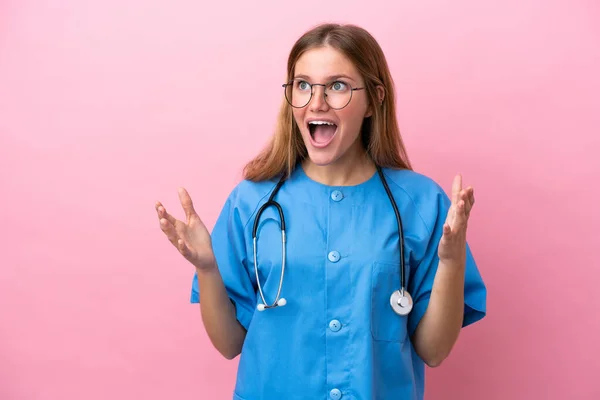 Junge Chirurg Ärztin Isoliert Auf Rosa Hintergrund Mit Überraschung Gesichtsausdruck — Stockfoto