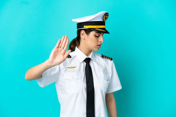 Πιλότος Αεροπλάνου Καυκάσιος Γυναίκα Απομονωμένη Μπλε Φόντο Κάνει Στάση Χειρονομία — Φωτογραφία Αρχείου