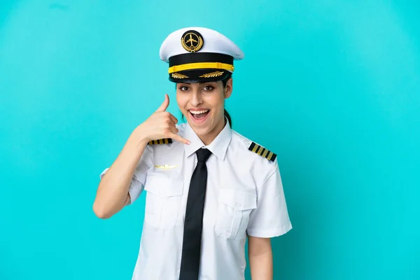 Pilota Aereo Donna Caucasica Isolato Sfondo Blu Facendo Gesto Telefonico — Foto Stock
