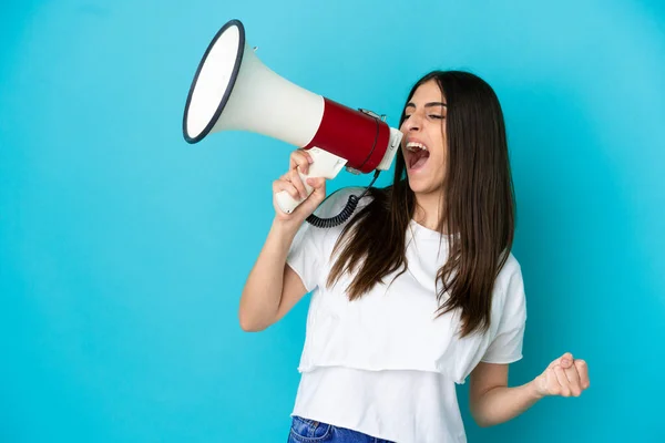 Young Caucasian Woman Isolated Blue Background Shouting Megaphone Announce Something — Stock Photo, Image