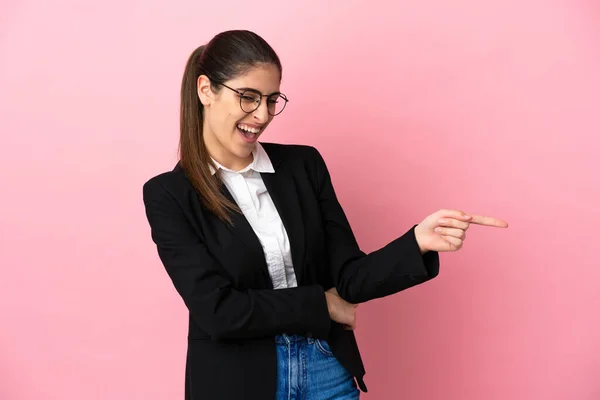 Young Caucasian Business Woman Isolated Pink Background Pointing Finger Side — Fotografia de Stock