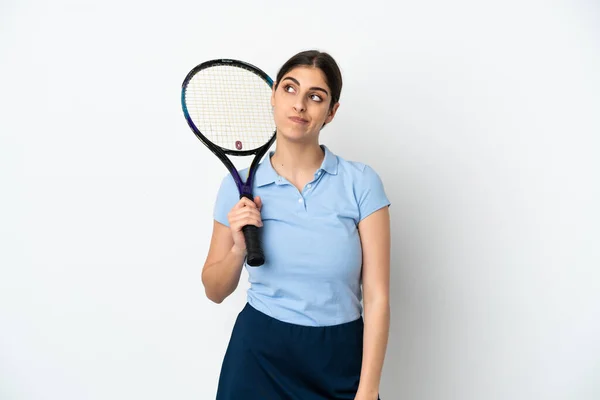 Stilig Ung Tennisspelare Kaukasisk Kvinna Isolerad Vit Bakgrund Och Tittar — Stockfoto