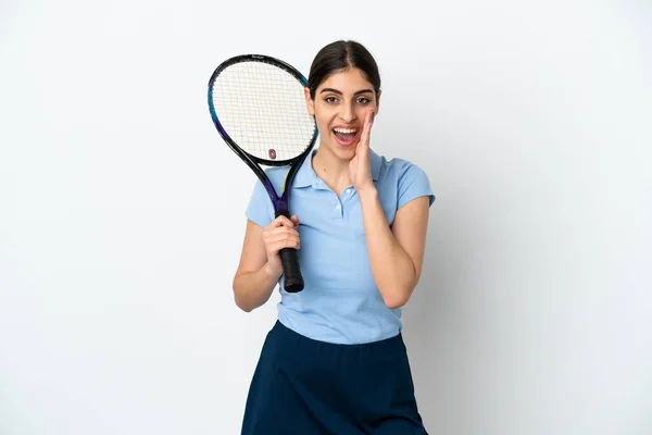 驚きと衝撃的な表情で白い背景に隔離されたハンサムな若いテニスプレーヤーの白人女性 — ストック写真