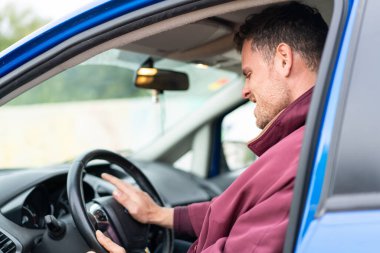 Açık havada genç beyaz bir adam.