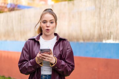 Parktaki genç kız.