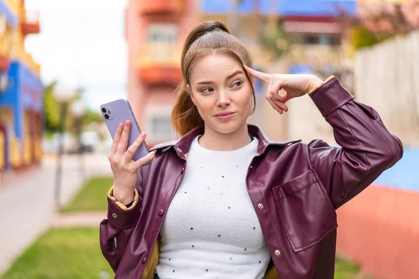 Jong Mooi Meisje Met Behulp Van Mobiele Telefoon Buiten Met — Stockfoto