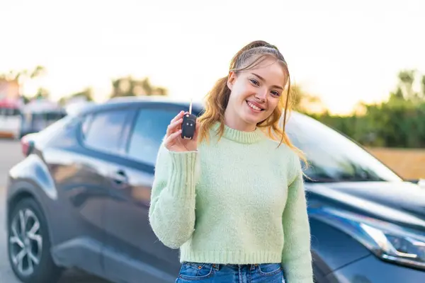 Νεαρή Όμορφη Κοπέλα Κρατώντας Κλειδιά Του Αυτοκινήτου Εξωτερικούς Χώρους Χαμογελώντας — Φωτογραφία Αρχείου