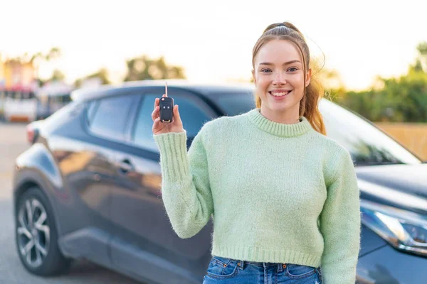Νεαρή Όμορφη Κοπέλα Κρατώντας Κλειδιά Του Αυτοκινήτου Εξωτερικούς Χώρους Χαμογελώντας — Φωτογραφία Αρχείου