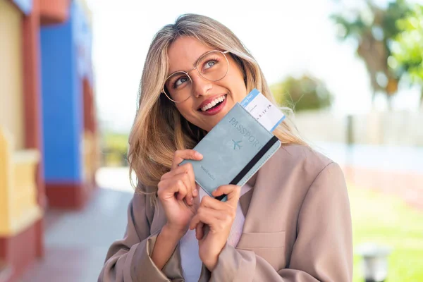 Jonge Mooie Blonde Uruguayaanse Vrouw Buitenlucht Met Een Paspoort Met — Stockfoto