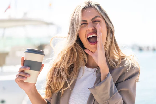 Hübsche Blonde Uruguayische Frau Hält Draußen Einen Kaffee Zum Mitnehmen — Stockfoto