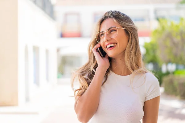 Mooie Blonde Uruguayaanse Vrouw Houdt Een Gesprek Met Mobiele Telefoon — Stockfoto