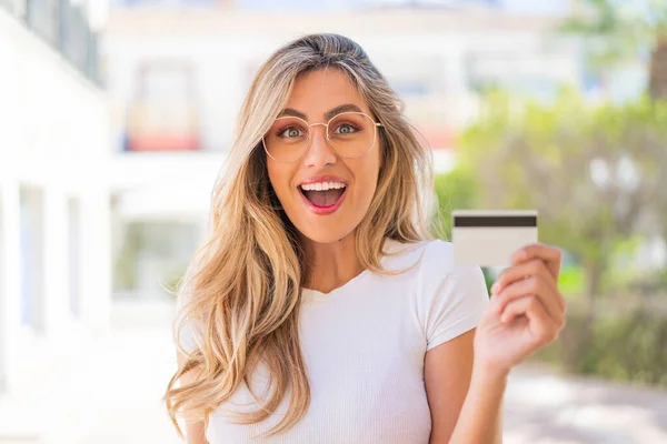 Hezká Blondýnka Uruguayka Držící Kreditní Kartu Venku Překvapením Šokovaným Výrazem — Stock fotografie