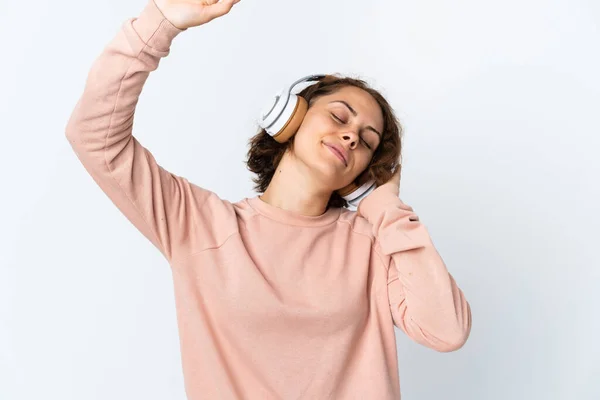 Joven Mujer Inglesa Aislada Sobre Fondo Blanco Escuchando Música Bailando — Foto de Stock