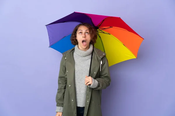 Mujer Inglesa Sosteniendo Paraguas Aislado Sobre Fondo Púrpura Mirando Hacia — Foto de Stock