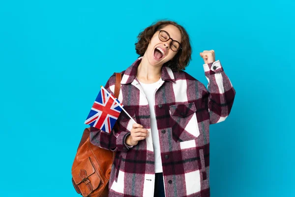 Młoda Angielka Trzymająca Flagę Zjednoczonego Królestwa Odizolowaną Niebieskim Tle Świętującą — Zdjęcie stockowe