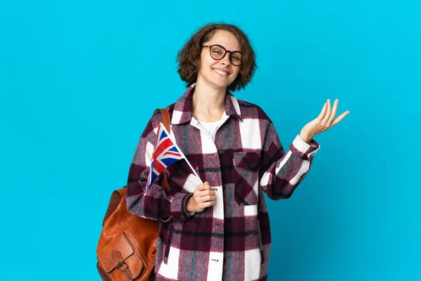 Młoda Angielka Trzymająca Flagę Zjednoczonego Królestwa Niebieskim Tle Wyciągająca Ręce — Zdjęcie stockowe