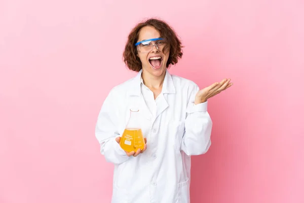 Молодая Английская Научная Женщина Розовом Фоне Шокированным Выражением Лица — стоковое фото