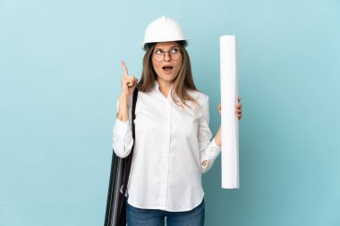 Slovak mimar kızın elinde mavi arka planda izole edilmiş planlar var.