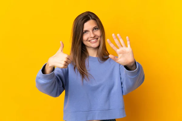 Jonge Slowaakse Vrouw Geïsoleerd Gele Achtergrond Tellen Zes Met Vingers — Stockfoto