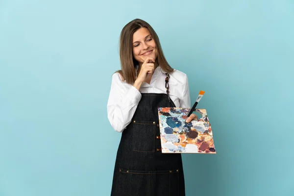 Młoda Artystka Słowacka Kobieta Odizolowana Niebieskim Tle Patrząc Bok Uśmiechnięta — Zdjęcie stockowe