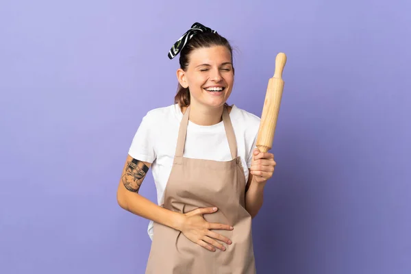 Kookplaat Slowaakse Vrouw Geïsoleerd Paarse Achtergrond Glimlachen Veel — Stockfoto