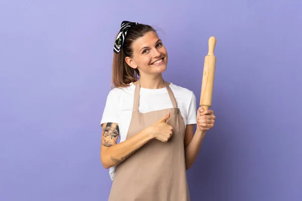 Cooker Словацкая Женщина Изолированы Фиолетовом Фоне Давая Большой Палец Вверх — стоковое фото
