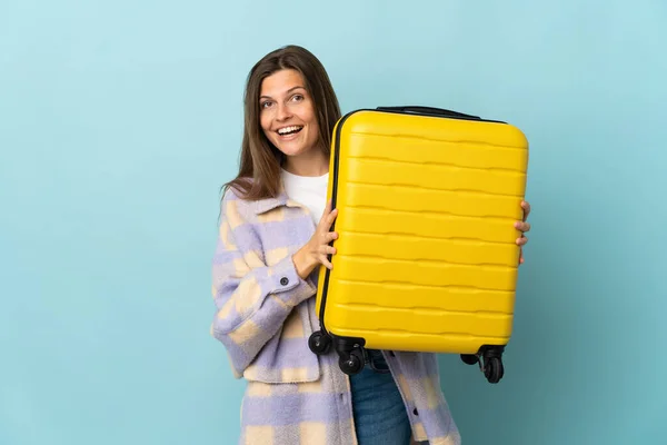 Young Slovak Woman Isolated Blue Background Vacation Travel Suitcase Surprised — Stockfoto