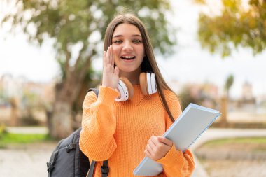 Tecrit edilmiş genç kız ağzı açık bağırıyor.
