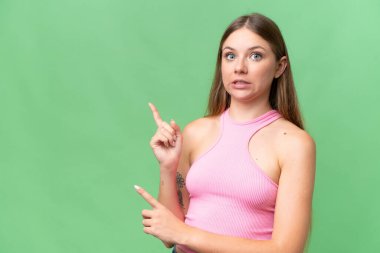 Genç, güzel, sarışın, soyutlanmış, korkmuş ve yüzünü gösteren bir kadın.