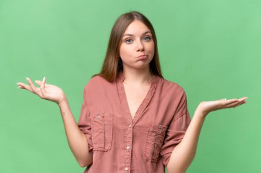 Sarışın, güzel bir kadın, soyutlanmış geçmişinden şüphe duyuyor ve ellerini kaldırıyor.