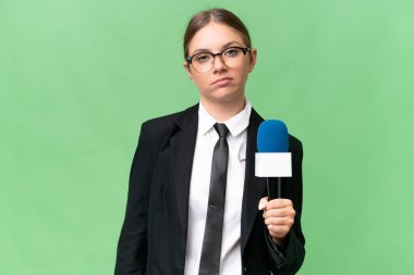 Genç TV sunucusu beyaz kadın üzgün bir ifadeyle izole edilmiş.