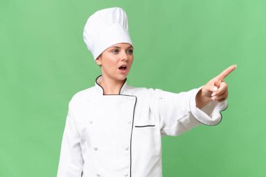 Genç aşçı Kafkas kadın tecrit edilmiş arka planda