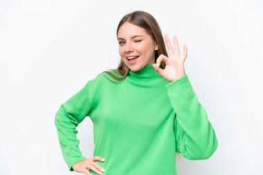 Beyaz arka planda izole edilmiş güzel sarışın kadın parmaklarıyla işaret veriyor.