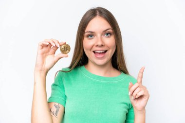Beyaz arka planda izole edilmiş Bitcoin tutan güzel sarışın kadın harika bir fikre işaret ediyor.
