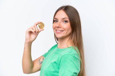 Beyaz arka planda izole edilmiş Bitcoin tutan güzel sarışın kadın çok gülümsüyor.