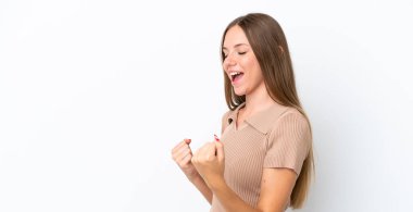 Genç Litvanyalı kadın beyaz arka planda izole bir şekilde zaferi kutluyor.