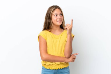 Beyaz arka planda izole edilmiş küçük beyaz kız harika bir fikre işaret ediyor.