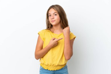 Beyaz arka planda izole edilmiş küçük beyaz kız geç kalma hareketi yapıyor.