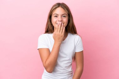 Küçük beyaz kız pembe arka planda izole edilmiş mutlu ve gülümsüyor.
