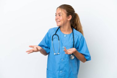 Cerrah kılığına girmiş küçük beyaz bir kız. Yüzünde sürpriz bir ifadeyle beyaz arka planda izole edilmiş.