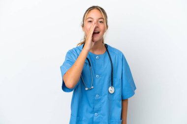 Beyaz arka planda, ağzı açık bağırarak cerrah kılığına girmiş küçük beyaz kız.