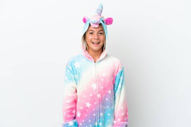 Beyaz arka planda tek boynuzlu at pijamalı küçük bir kız. Yüzünde sürpriz bir ifade var.