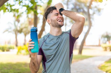 Dışarıda elinde bir şişe suyla gezen yakışıklı genç adam bir şey fark etti ve çözümü arıyor.